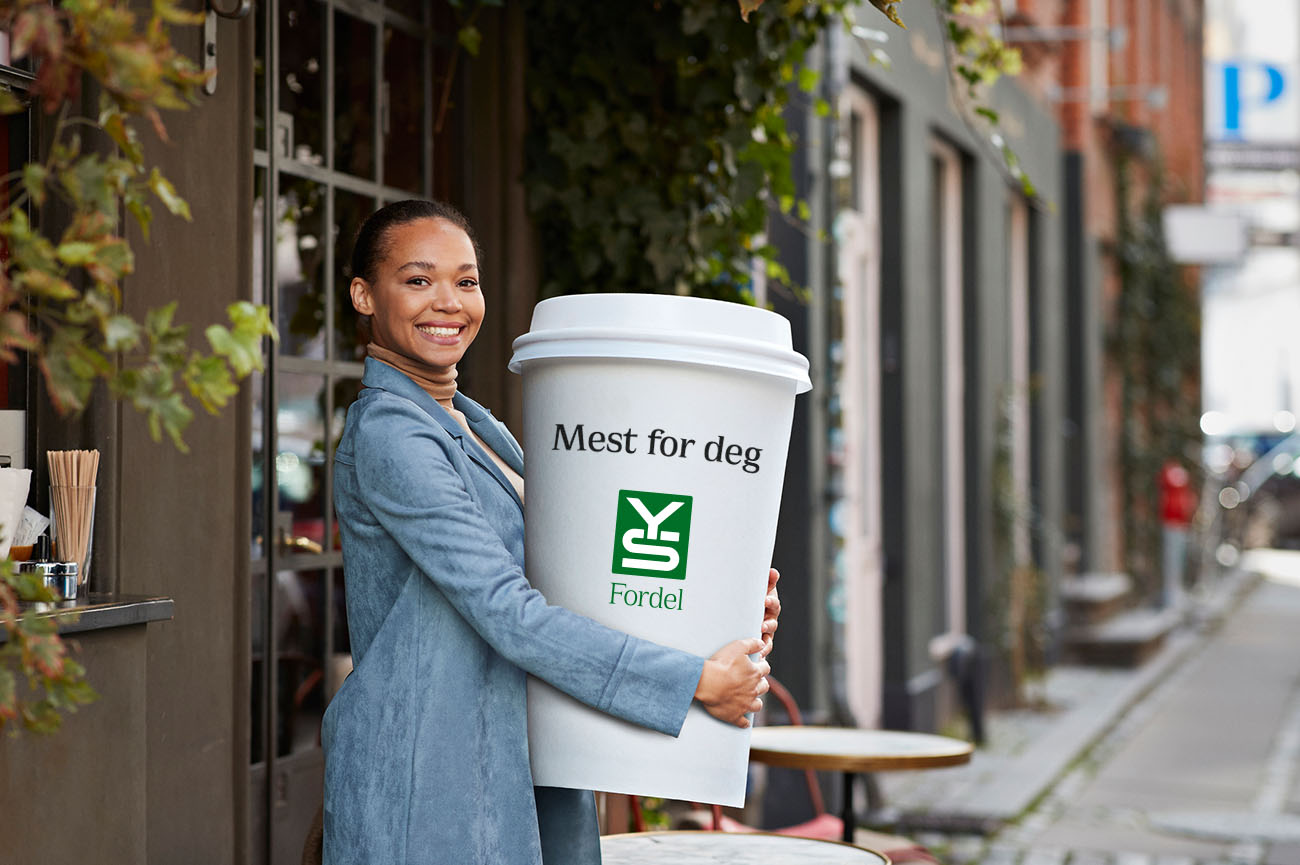 Jente med kaffekopp